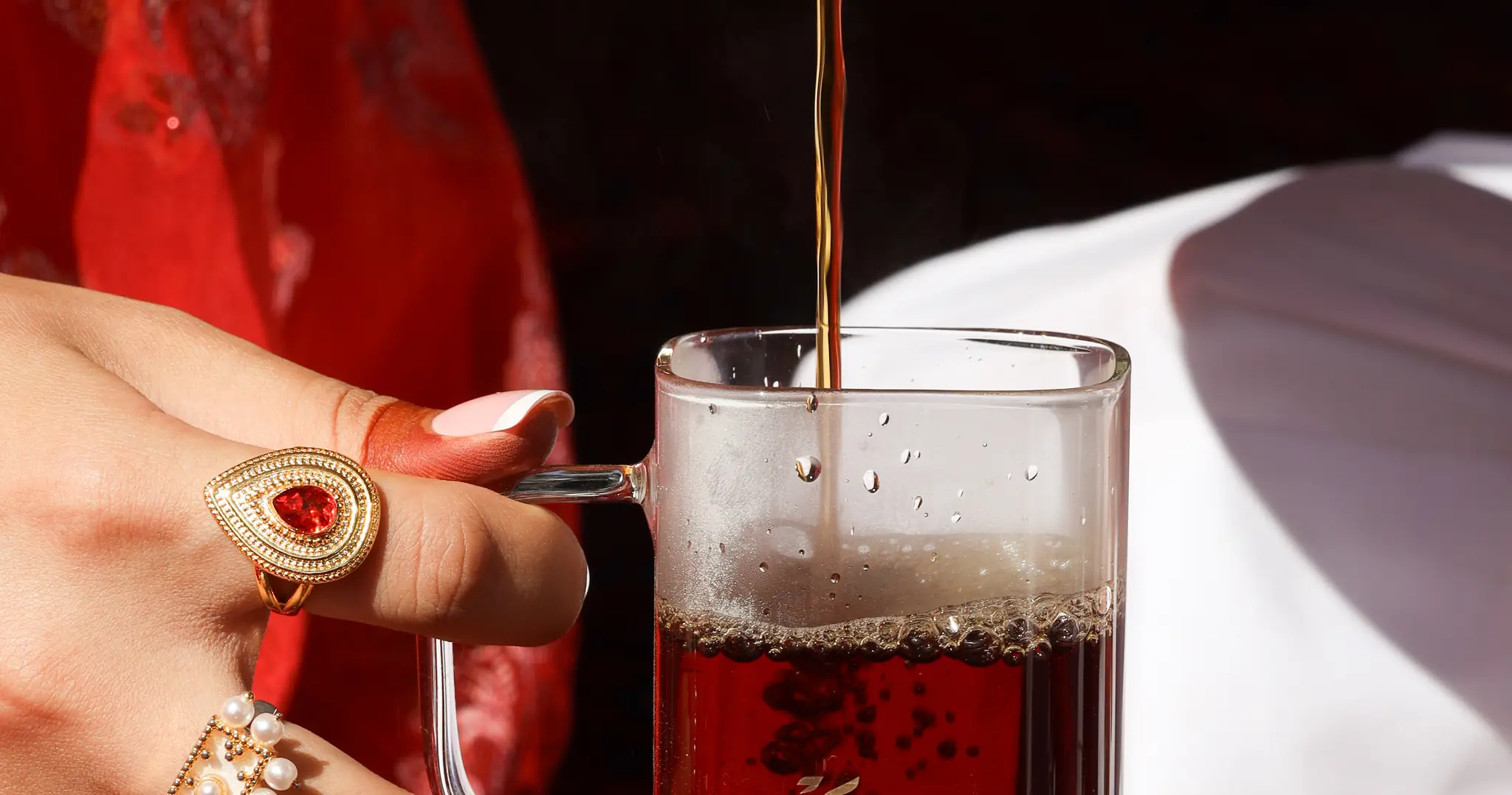 فنجان شاي طازج يتصاعد منه البخار